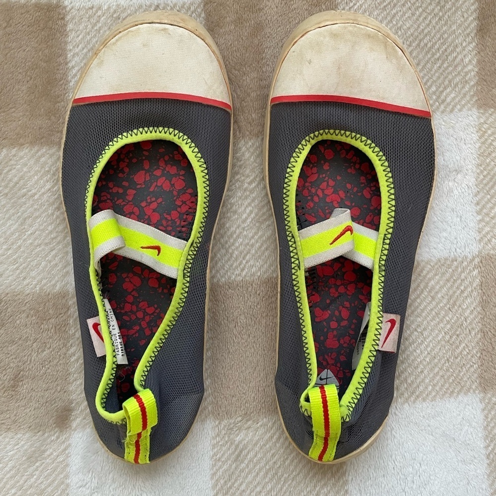 Nike water shoes size 6 Stylish Gray and Cream Shoes